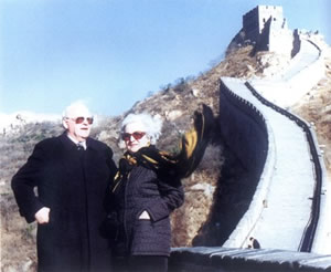 President Roman Herzog of Germany visited the Great Wall at Badaling with his wife on November 18, 1996.