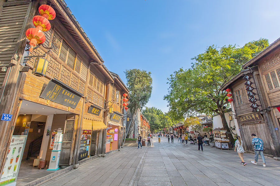 Three Lanes and Seven Alleys are business streets with shops of all walks of life.